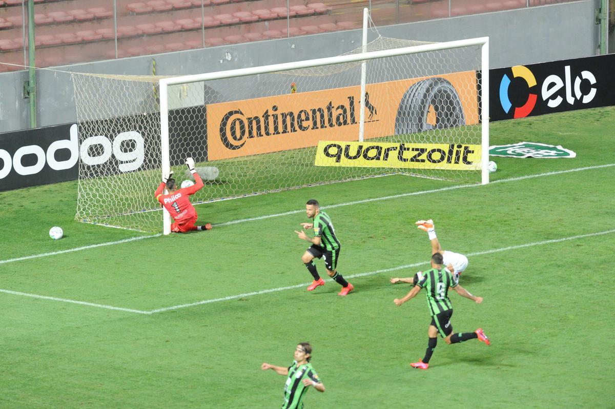 Fotos do duelo entre Amrica e Ponte Preta, no Independncia, em Belo Horizonte, em jogo de volta da quarta fase da Copa do Brasil