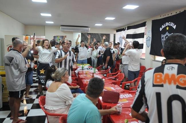 GaloCuia, nesse sbado (19), reuniu dezenas de atleticanos em 'concentrao' para a Supercopa do Brasil contra o Flamengo. As equipes se enfrentam no domingo, na Arena Pantanal, em busca do primeiro trofu da temporada 2022.