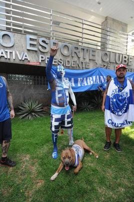 Imagens do protesto da torcida do Cruzeiro em frente ao clube social do Barro Preto