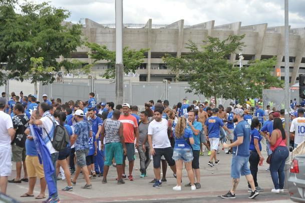 Fotos da torcida do Cruzeiro no primeiro clssico da final do Mineiro, contra o Atltico, no Mineiro