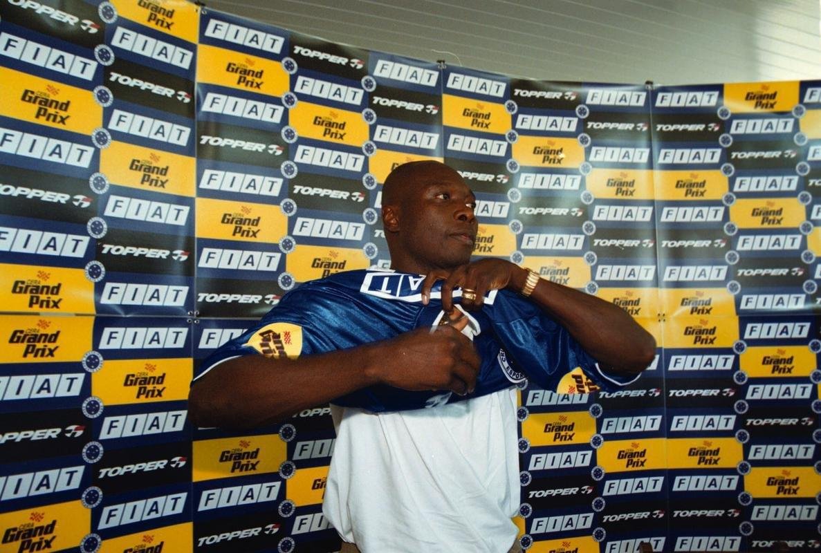Fotos da apresentao do meia colombiano Freddy Rincn no Cruzeiro, em 6 de julho de 2001, na Toca da Raposa I. Ex-jogador morreu aos 55 anos nesta quarta-feira (13/4/2022), em Cali, em consequncia de um acidente de carro.