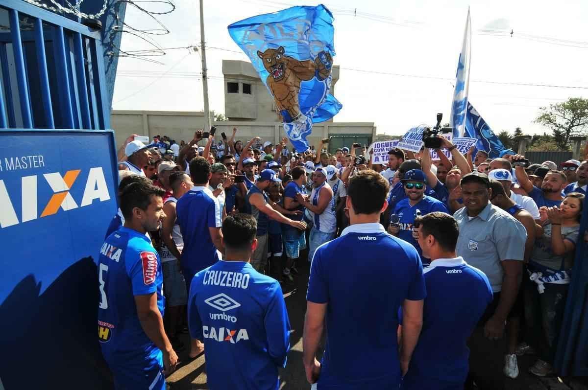 Antes do ltimo treinamento visando ao jogo contra o Grmio, os jogadores do Cruzeiro receberam apoio de torcedores na porta da Toca da Raposa II. O capito Henrique foi o porta-voz do elenco com os cruzeirenses. Alm dele, participaram da reunio o zagueiro Leo, o goleiro Rafael, o meia Robinho, o volante Lucas Romero e o meia Thiago Neves.