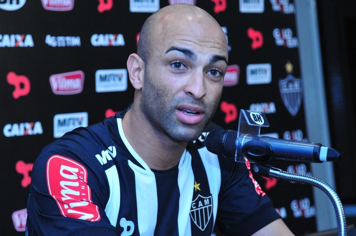 Depois de boa participao na Copa Libertadores de 2016, pelo River Plate, do Uruguai,  o zagueiro Ronaldo Conceio foi anunciado pelo Galo. Ele disputou apenas cinco partidas. Sem oportunidades, deixou o Galo em janeiro de 2017.