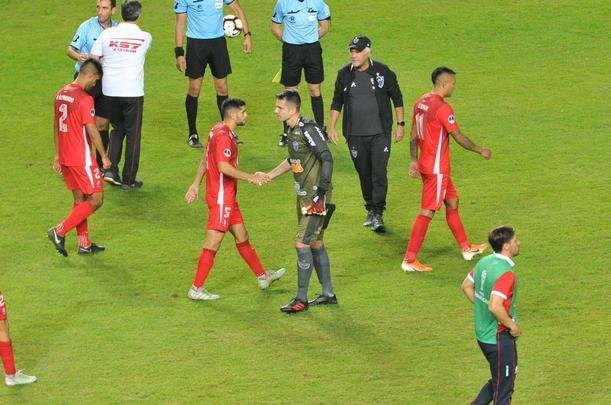 Depois de vitria do Atltico por 1 a 0 no tempo normal, Victor pegou trs pnaltis do Unin La Calera e levou o time alvinegro s oitavas de final da Sul-Americana