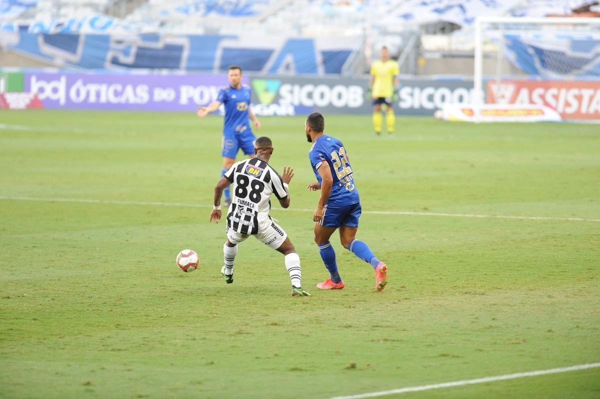 Fotos da vitria do Cruzeiro sobre o Athletic de So Joo del-Rei, por 1 a 0, no Mineiro, pela quarta rodada do Campeonato Mineiro de 2021. Marcelo Moreno, de pnalti, marcou o gol do triunfo celeste no Gigante da Pampulha