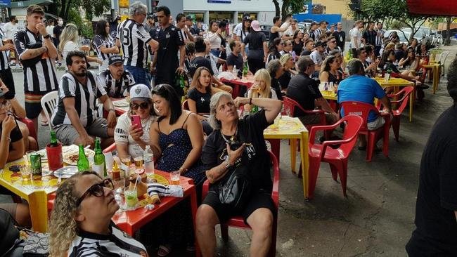 No Bar do Salomo, em BH, atleticanos comemoram o gol de Nacho Fernndez na final da Supercopa do Brasil, sobre o Flamengo: 1 a 0 para o Galo
