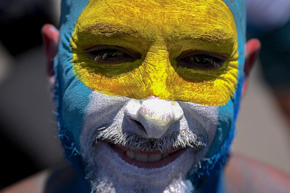 Multido festeja, no Centro de Buenos Aires, o tri mundial da Argentina conquistado na Copa do Catar