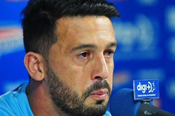 Lateral-direito Edilson se emocionou ao comentar situao vivida na Venezuela