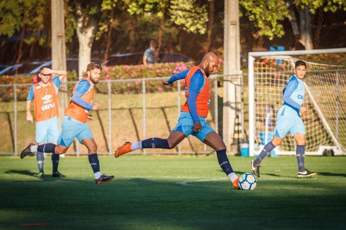 Depois de vencer o Amrica por 3 a 1 no Mineiro, o Cruzeiro se reapresentou na tarde desta sexta-feira, na Toca da Raposa II. Como de praxe, os titulares realizaram treinamento regenerativos na academia. J os reservas estiveram em campo para atividade tcnica sob orientao de Mano Menezes. O treinador, inclusive, passou a maior parte do trabalho em conversa reservada com o vice-presidente de futebol Itair Machado. O prximo compromisso do clube  contra o Atltico-PR, no domingo, s 19h, no Gigante da Pampulha. 