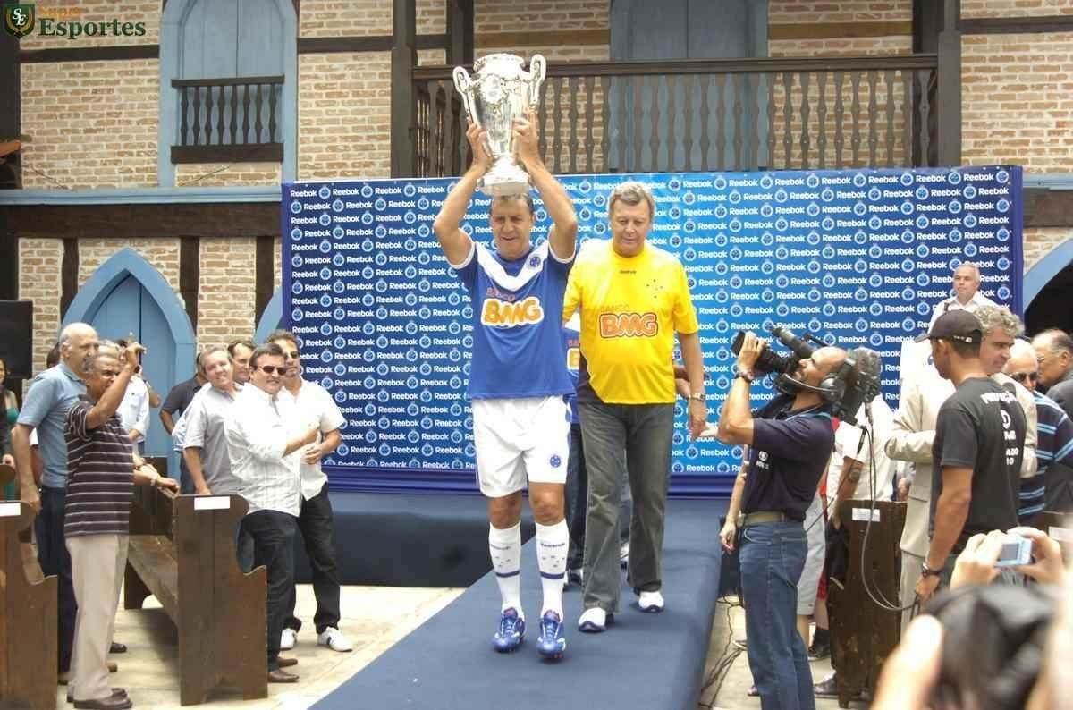 Em 2011, durante lançamento de nova linha de uniformes, Cruzeiro reuniu pela primeira vez todos os campeões da Taça Brasil de 1966 sobre o Santos de Pelé.