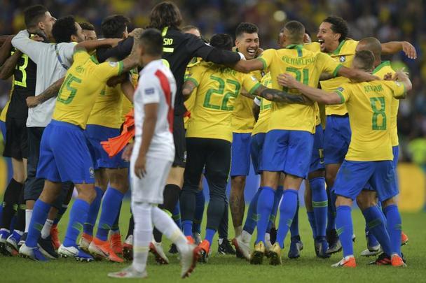Seleção Brasileira derrota Peru por 3 a 1, conquista Copa América e ergue a taça no Maracanã; veja as fotos da festa do Brasil