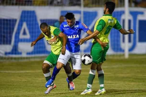 Com muitos atletas juniores, time celeste fez teste no Estádio Municipal de Ibirité