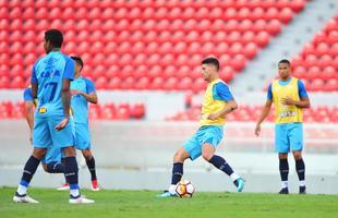 Fotos do treino do Cruzeiro no estdio Libertadores de Amrica, casa do Independiente, em Avellaneda. Time celeste fechou preparao para o jogo contra o Racing, s 21h30 desta tera-feira, no El Cilindro, pela primeira rodada do Grupo 5 da Copa Libertadores (Ramon Lisboa/EM D.A Press)