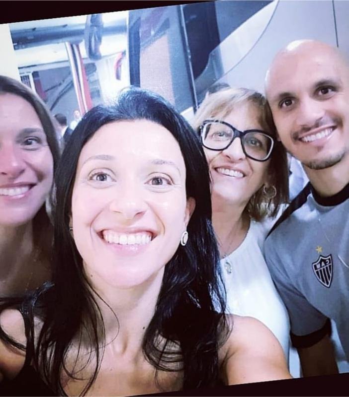 Lateral Fbio Santos, do Atltico, e famlia