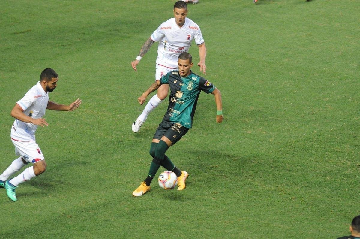 O atacante Calyson testou positivo para COVID-19 no dia 14 de outubro