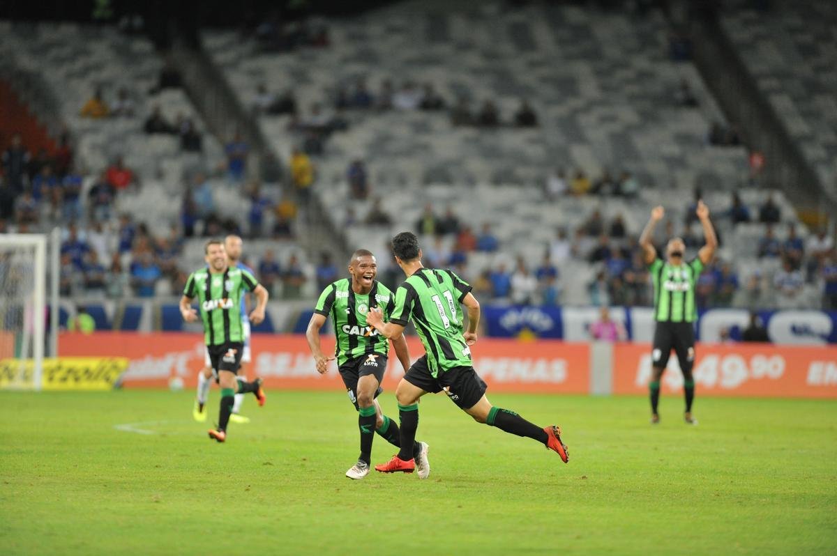 Depois de falha de Ded, americano Christian chutou da intermediria e marcou golao, no ngulo esquerdo de Fbo