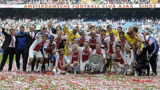 Ajax - Depois de seis temporadas de jejum, o Ajax, principal clube do futebol holands, estava em situao complicada na liga de 2010/11. Faltando seis rodadas para o fim da competio, o time ocupava o terceiro lugar, com 55 pontos. O lder era o PSV, com 61, seguido do FC Twente, com 60. No entanto, a equipe comandada por Frank de Boer deu a volta por cima, venceu cinco jogos seguidos e chegou  ltima rodada na vice-liderana, com 70 pontos, um a menos que o Twente. O jogo decisivo era justamente contra o lder. Em casa, venceu por 3 a 1 para conquistar a taa de forma pica.