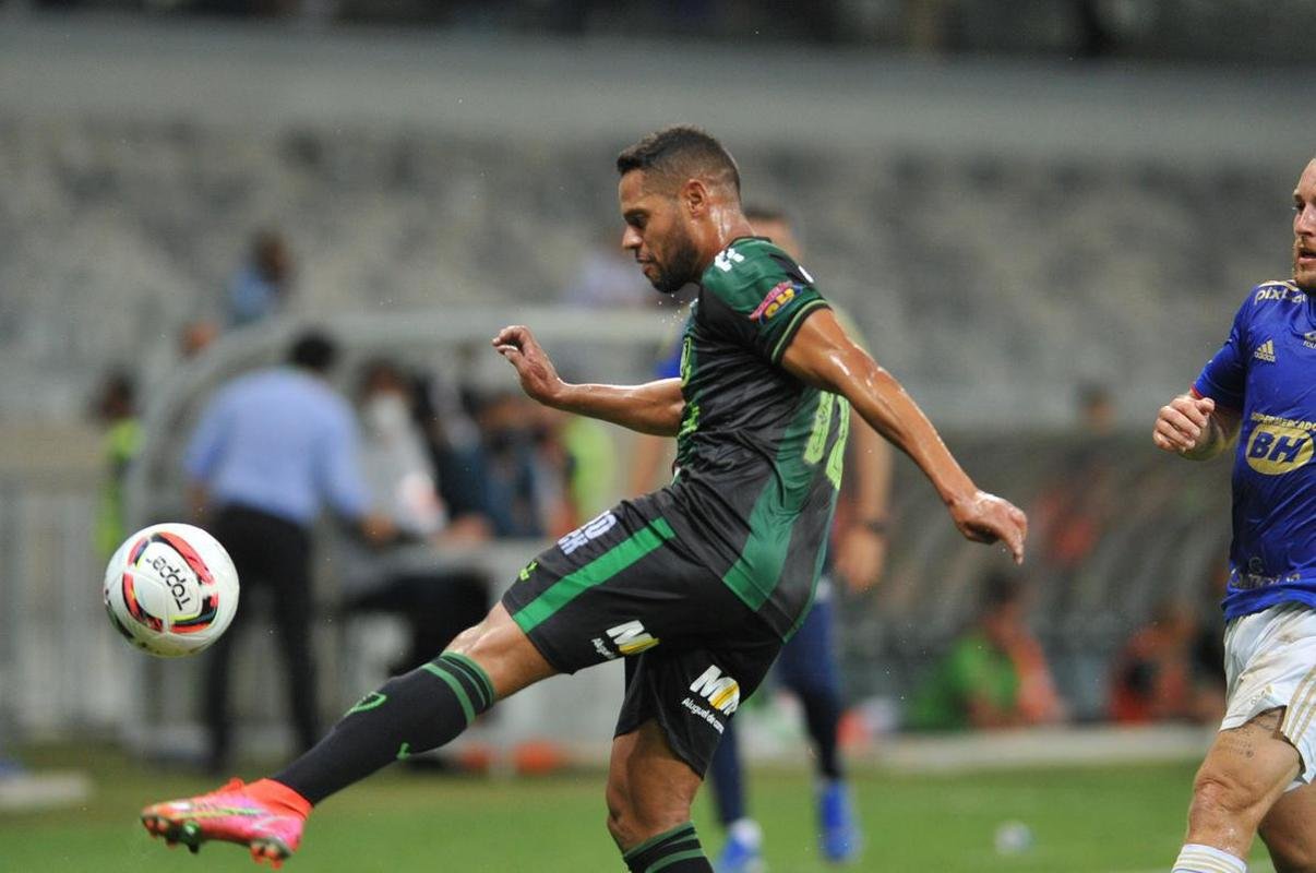 Cruzeiro voltou melhor no segundo tempo, mas n�o conseguiu furar a defesa do Am�rica, que venceu o cl�ssico por 2 a 0