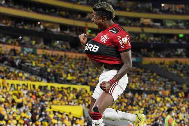 Bruno Henrique festeja mais uma noite especial pelo Flamengo: algoz do Barcelona nos dos jogos