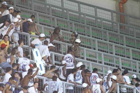 Pouco antes do clssico, alguns torcedores do Cruzeiro brigaram entre si nas cadeiras do Independncia. A PM teve de interferir no tumulto e acabou encontrando resistncia por parte dos mais exaltados.