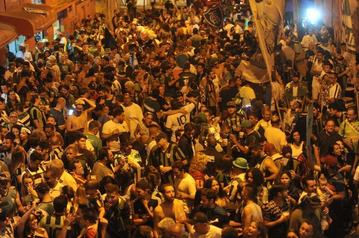 Logo depois da conquista do bi, torcedores do Amrica invadiram Rua Pitangui, ao lado do Independncia, para festejar. Um trio eltrico agitou a noite no bairro Horto