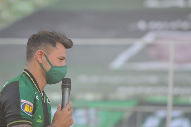 Mauro Zrate, atacante argentino de 34 anos, foi apresentado oficialmente pelo Amrica na tarde desta sexta-feira (3), no Estdio Independncia, em Belo Horizonte. Experiente, o atleta tem passagens por clubes como Fiorentina, Lazio e Inter de Milo, da Itlia, e tambm por Vlez Sarsfield e Boca Juniors, da Argentina.