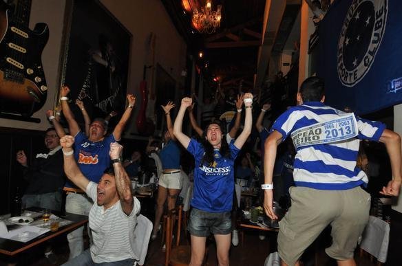 Torcedores do Cruzeiro comemoram o ttulo brasileiro em bares de BH