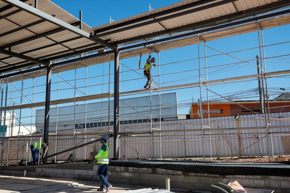 Ideia  mostrar a realidade das obras de construo do estdio do Galo
