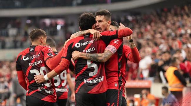 6º Athletico-PR - 40 jogadores - 135 milhões de euros (R$ 751 milhões)