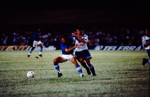 1994 - Copa Libertadores - Cruzeiro foi eliminado nas oitavas de final ao ser derrotado pelo Unión Española-CHI. Imagem da partida diante do Vélez Sarsfield, no Mineirão, pela fase de grupos.