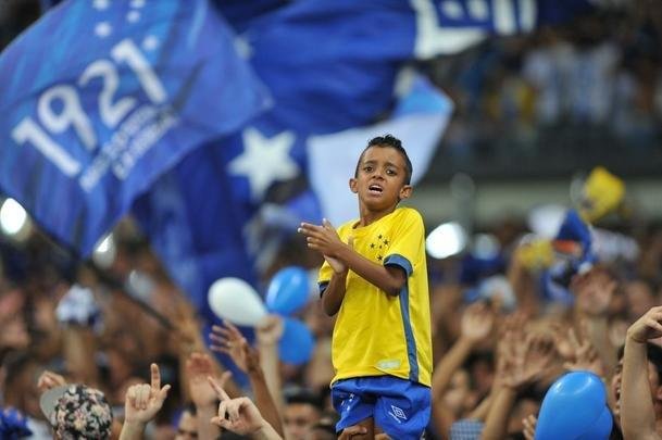 Depois da classificao diante do Palmeiras, jogadores e torcida do Cruzeiro festejaram no Mineiro a passagem  final da Copa do Brasil