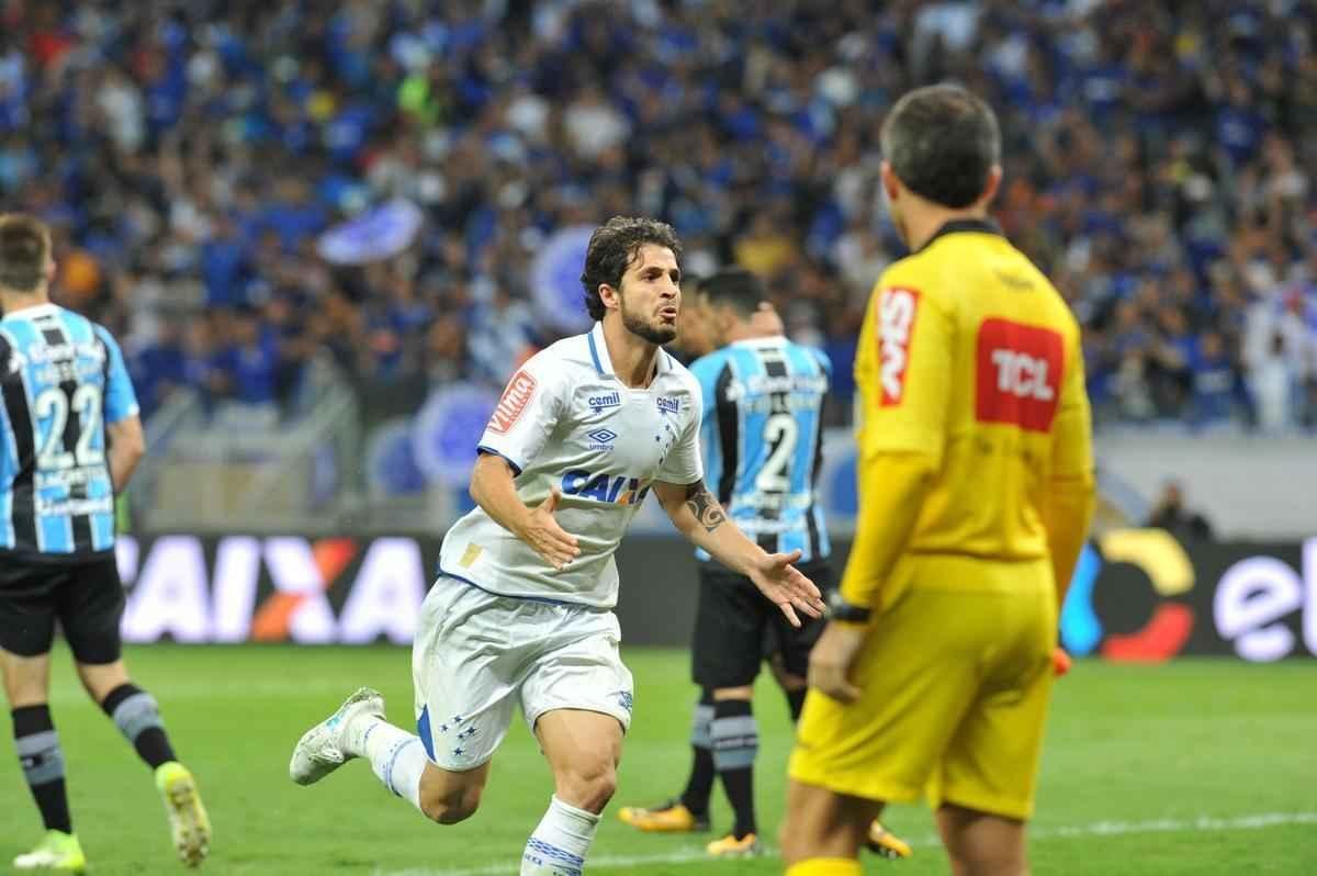 Momento em que Hudson marcou o gol do Cruzeiro no segundo tempo