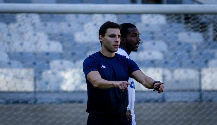 Com estreia marcada para o Mineiro na noite desta quarta-feira, no jogo entre Cruzeiro e Santos, pela Copa do Brasil, o VAR (rbitro de vdeo) foi testado em treino da equipe Sub-20 do clube celeste na tarde desta tera-feira. A equipe de juzes foi liderada por Rodolpho Toski Marques, que tambm ser o responsvel no duelo entre mineiros e paulistas. A iniciativa realizada faz parte das exigncias da FIFA para que a utilizao do VAR seja homologada no estdio. Durante as atividades, foram revisados lances de pnalti, impedimentos e aplicao de cartes, dentre outras situaes de jogo