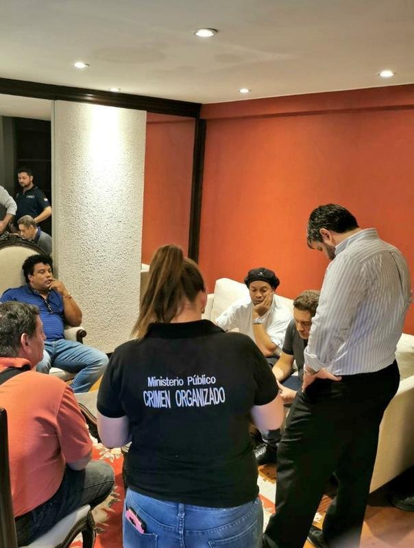 Ministrio Pblico divulgou fotos das detenes de Ronaldinho e Roberto Assis