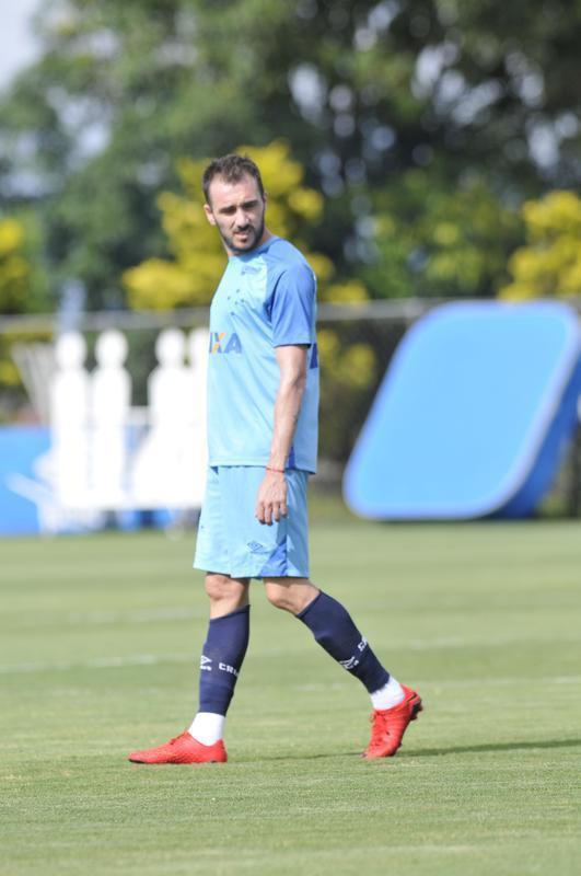 Mano Menezes montou Cruzeiro que deve encarar o Villa Nova no sbado e promoveu trs mudanas em relao ao ltimo jogo: Murilo entrou na vaga de Leo, Egdio no lugar de Marcelo Hermes e Robinho deu lugar a Ariel Cabral