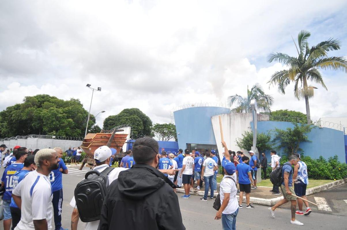 Torcedores do Cruzeiro protestam na porta da Toca da Raposa II, nesta quinta-feira (06/01), contra a sada do goleiro Fbio do clube