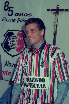 Paulinho Mclaren veste a camisa tricolor em listras verticais fornecida pela Finta, em 1999