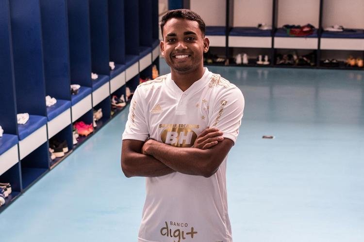 Cruzeiro lançou camisa branca, com detalhes em dourado, nesta quinta-feira (6 de maio)