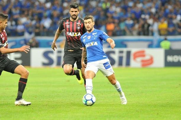 Lances do primeiro tempo do duelo entre Cruzeiro e Atltico, no Mineiro, pelas oitavas de final da Copa do Brasil