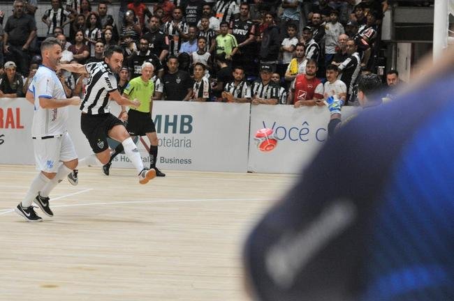 Jogo festivo e solid�rio reuniu craques do futsal mineiro em BH