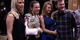 Astros presentes no UFC 196 - Dale Earnheardt Jr. e a namorada cumprimentam Miesha Tate