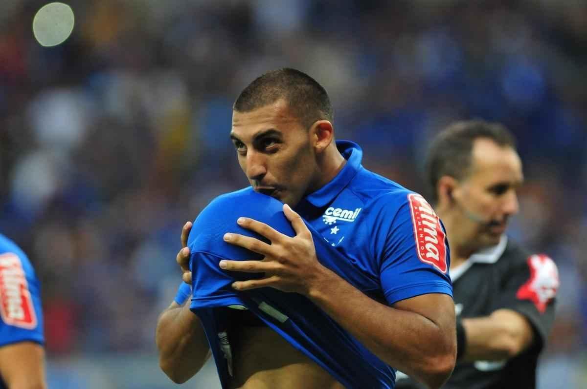 Ramn bila marcou o gol do Cruzeiro aos dois minutos do segundo tempo