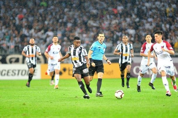 No segundo tempo, Char recebeu bola de Cazares e marcou o segundo do Atltico: 2 a 0