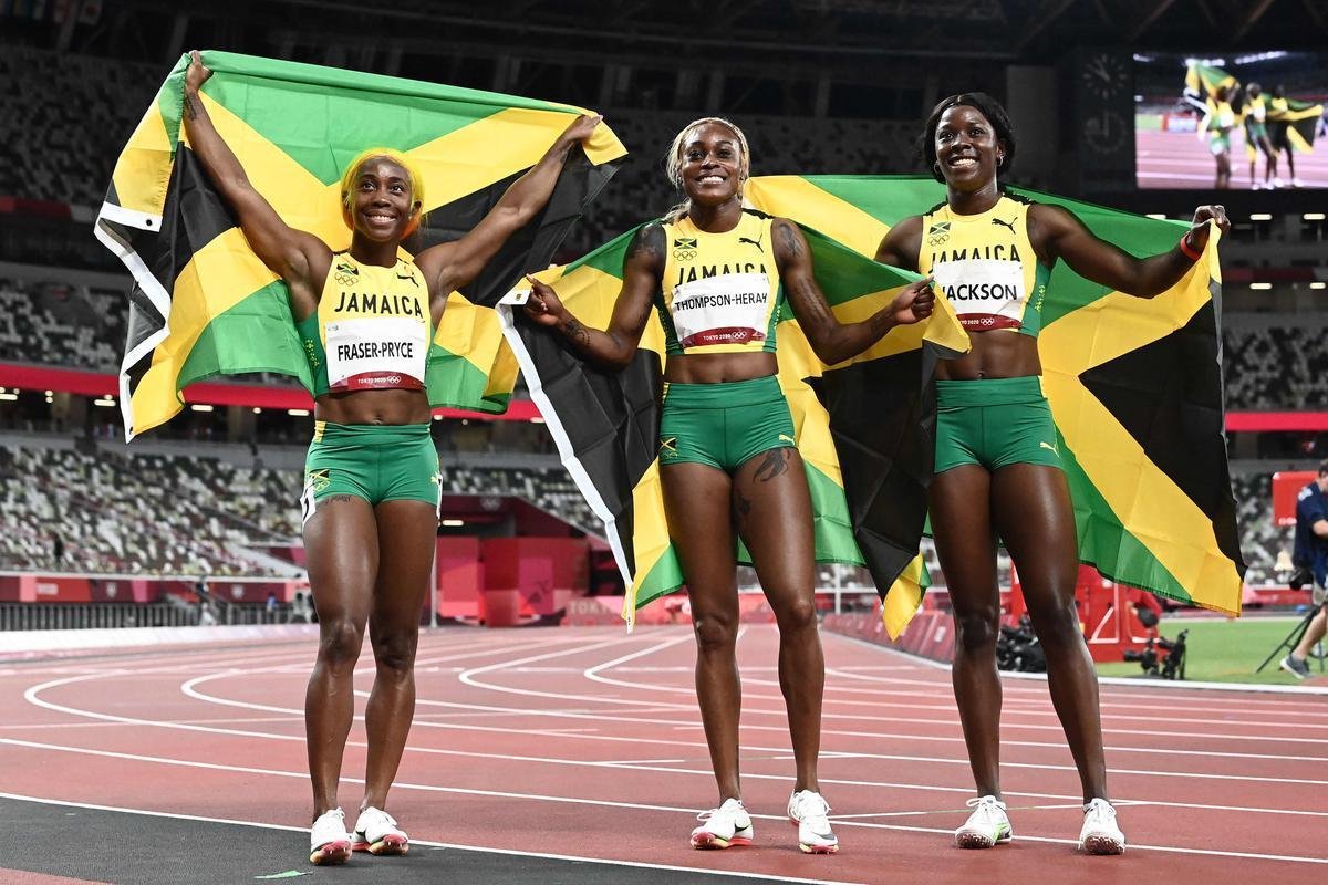 Fotos espetaculares da vitria da jamaicana Elaine Thompson-Herah nos 100m rasos dos Jogos Olmpicos de Tquio com o tempo de 10s61. A velocista quebrou o recorde olmpico e comandou o pdio jamaicano ao lado de Ann Fraser-Pryce, prata, e Shericka Jackson, bronze.
