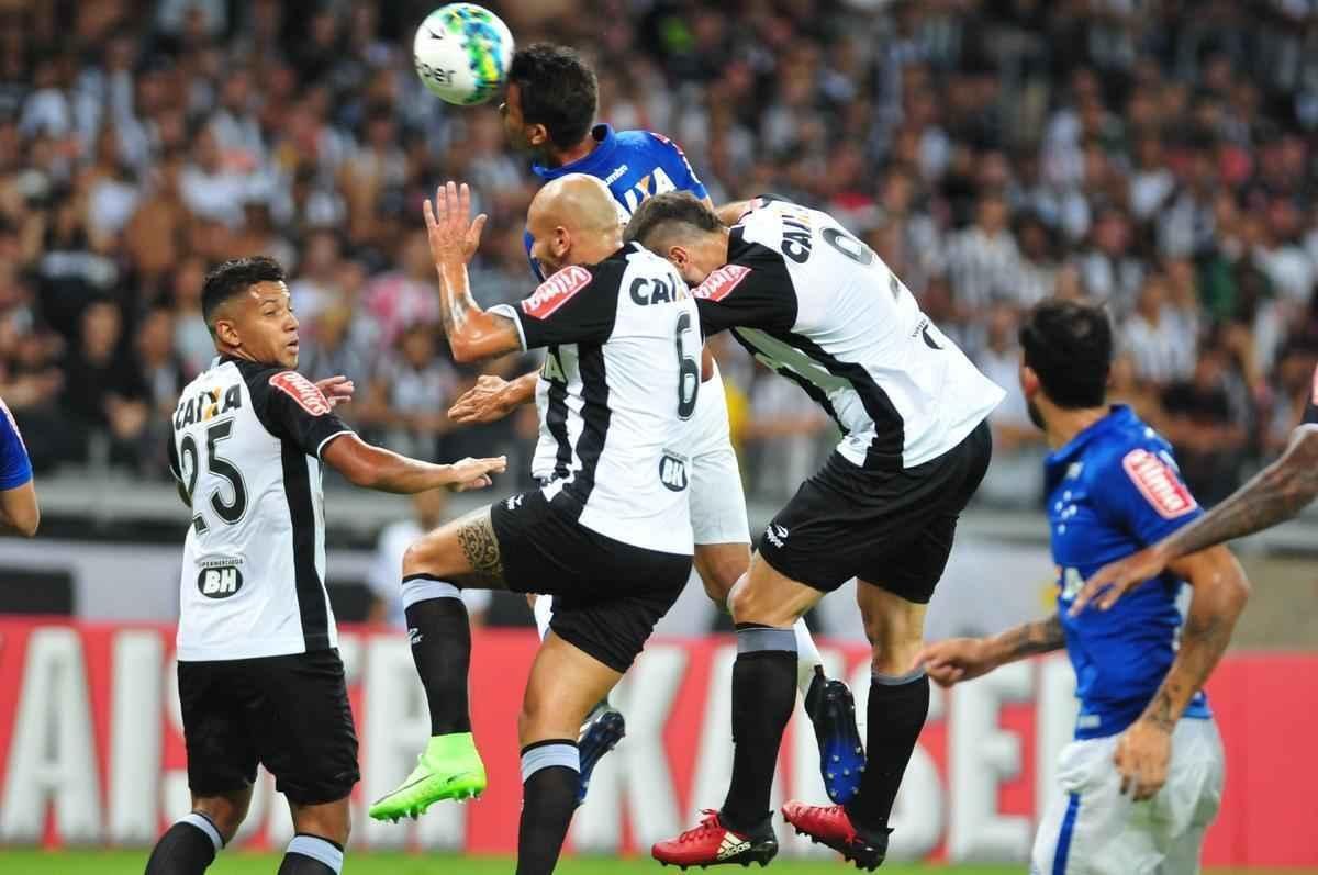 Imagens do primeiro tempo do clssico entre Cruzeiro e Atltico, no Mineiro, pela Primeira Liga