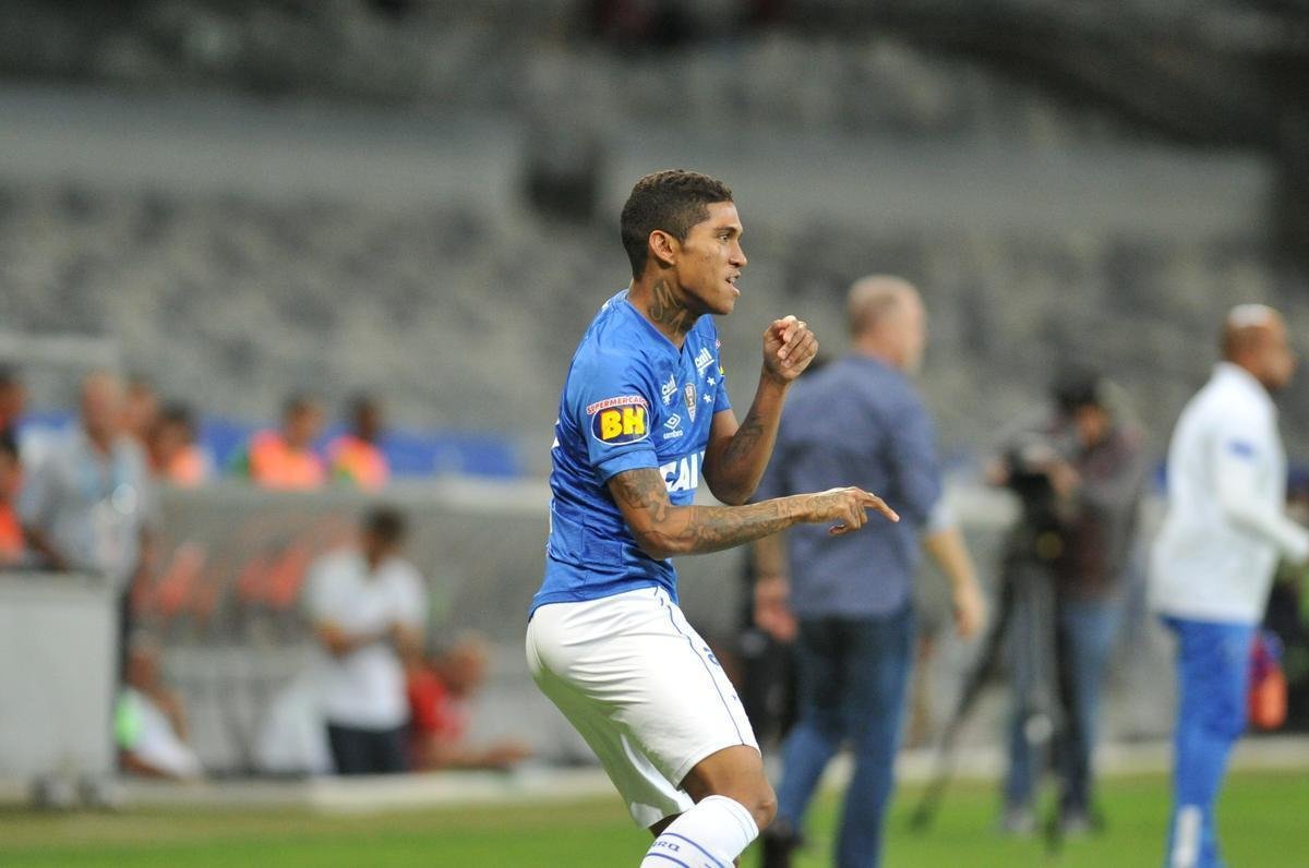 Raniel ampliou vantagem para o Cruzeiro e marcou terceiro gol, de cabea, aps sobra da zaga: 3 a 1