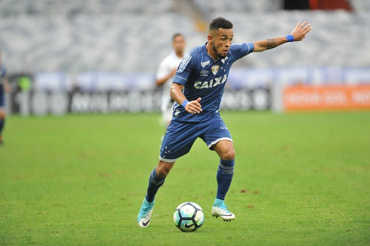 O terceiro uniforme de 2017 era azul escuro com os detalhes em prateado. Ele foi lanado prximo ao fim daquele ano, sendo pouco utilizado pelo Cruzeiro.