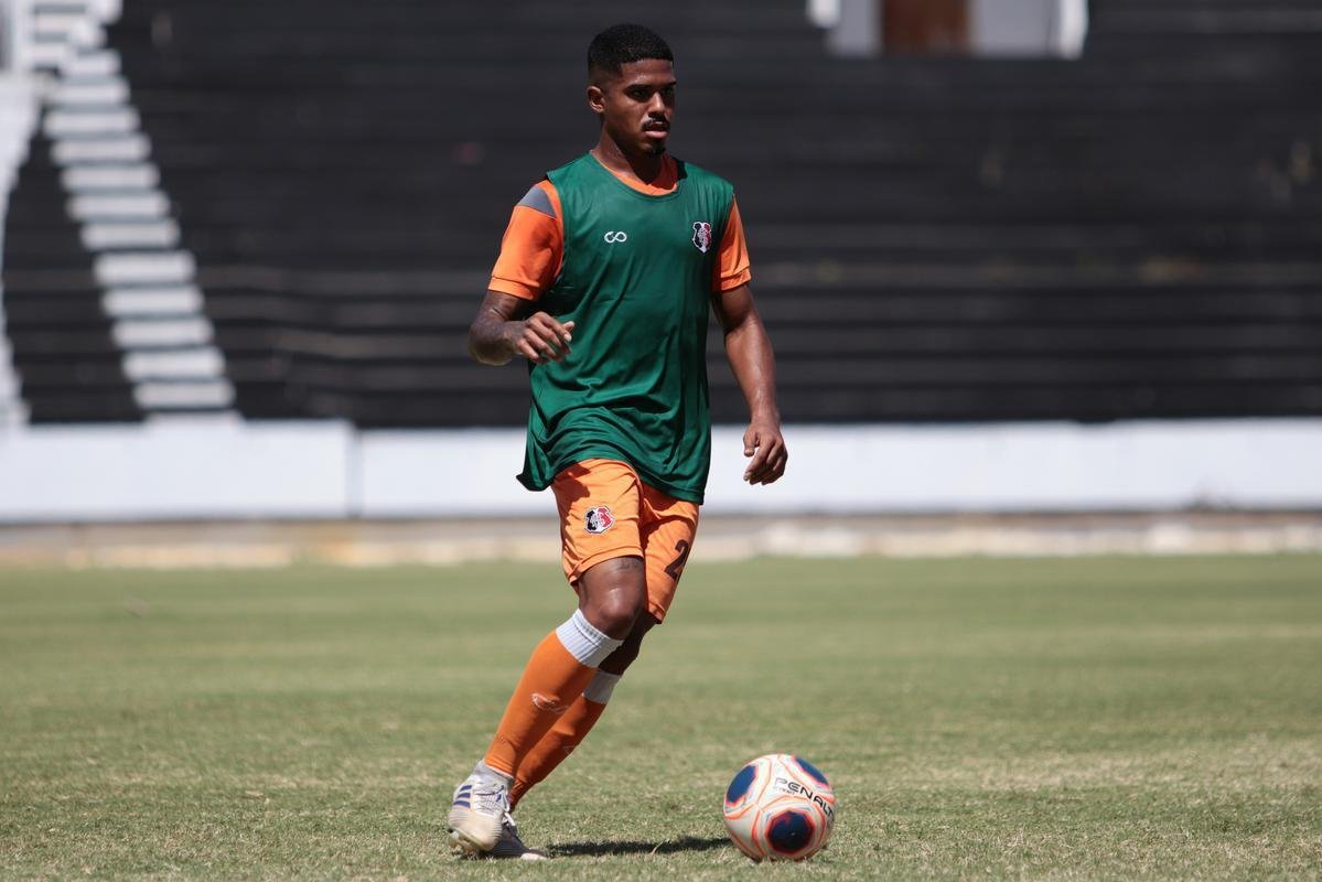 Jogadores do Santa Cruz treinaram no estádio do Arruda, já apresentando trabalhos com bola no gramado, sob a supervisão do técnico Itamar Schülle. Todos os atletas e os membros da comissão técnica seguem submetidos às medidas de afastamento social.