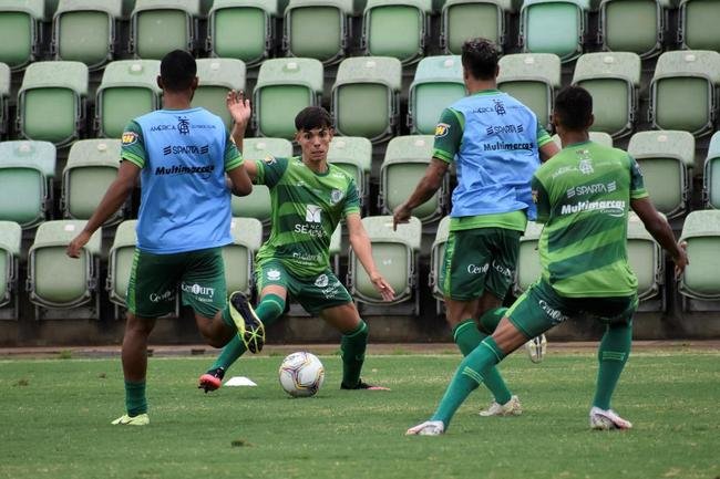 O Amrica segue com treinos preparatrios para a disputa do Campeonato Mineiro 2021. Comandados pelo auxiliar tcnico Mrcio Hahn, jogadores da base americana - e tambm os que tiveram menos oportunidades na temporada 2020 - realizam atividades voltadas ao Estadual.