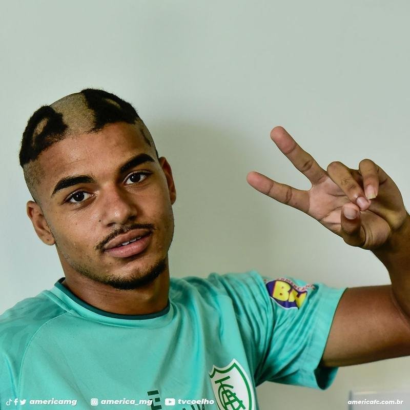 Adyson, Breno, Cssio, Jlio, Luan Campos, Mateus Henrique e Renato Marques passam por trote no Lanna Drumond